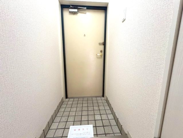 旭マンションの玄関
