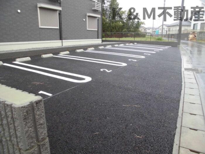 ウエスト レジデンスの駐車場|駐車場があるので、車を買う予定の方も安心です