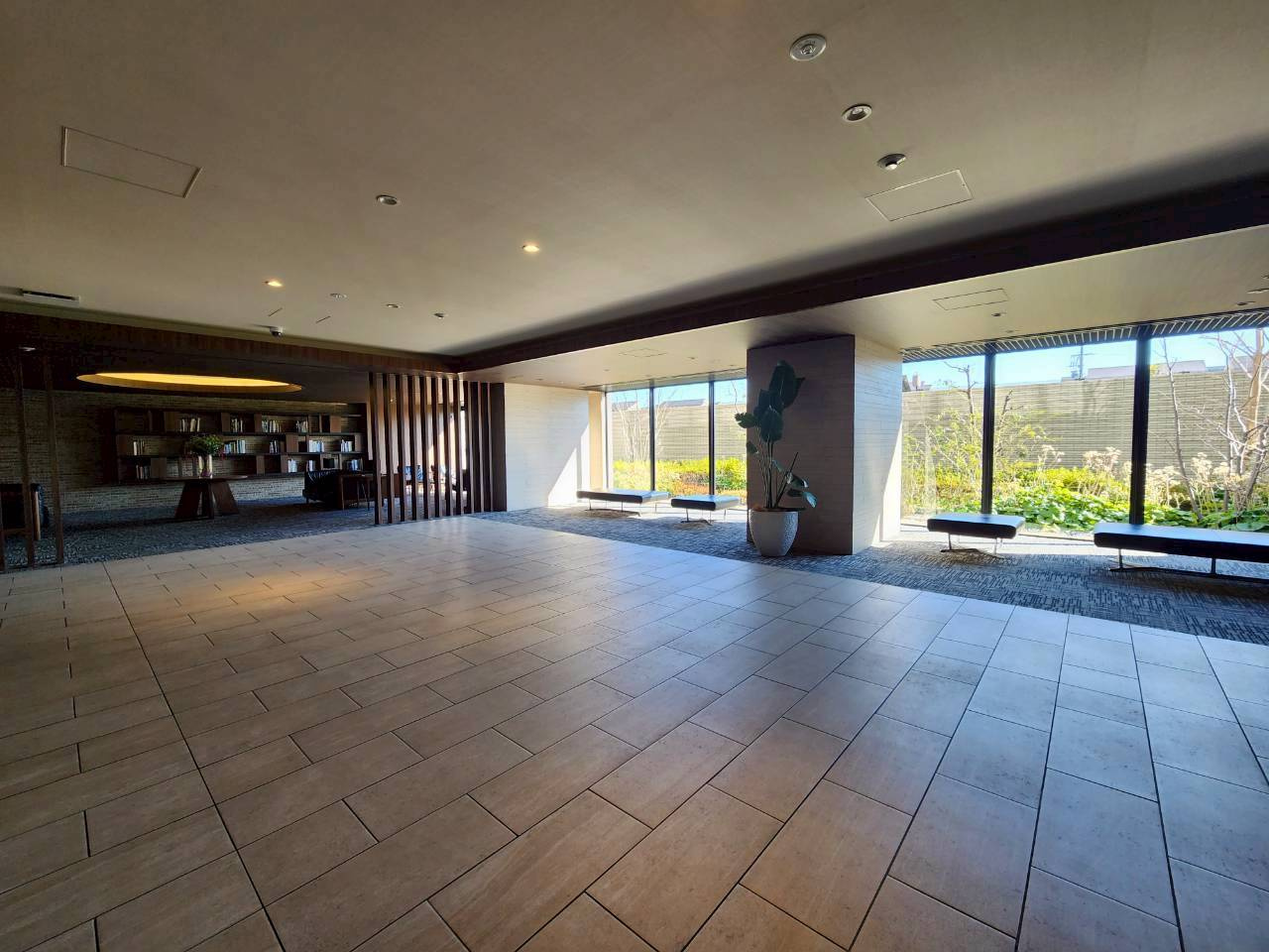京都桂川つむぎの街ブライトスクエアのロビー|採光が心地よい、開放的なロビー空間です。