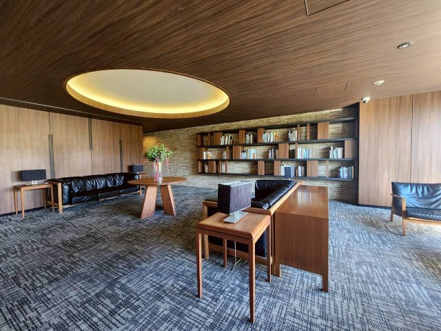 京都桂川つむぎの街ブライトスクエアのロビー|書籍を読んだり、来客との待ち合わせにご活用されたり等、くつろいでいただける空間となっております。