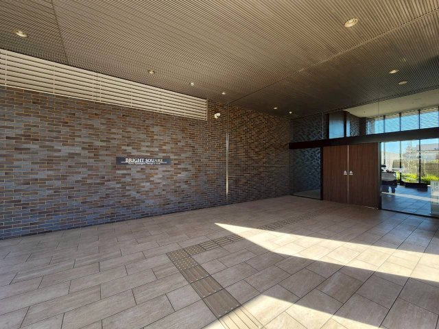 京都桂川つむぎの街ブライトスクエア|品のある佇まいのエントランスです。