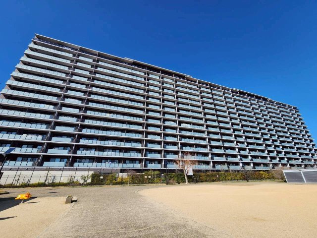 京都桂川つむぎの街ブライトスクエアのその他|目の前に寺田東公園が広がる、子育て世帯に嬉しい立地です。
