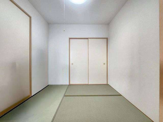 京都桂川つむぎの街ブライトスクエアの和室|LDK横に約4.5帖の和室があり、くつろぎ空間としても便利です！
