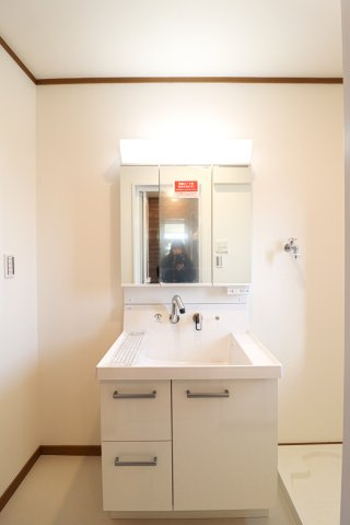 【ReDream】大山崎町岩崎の独立洗面台|ミラーキャビネット＆ボウル下に収納が設置されており、洗剤のストックなどを整理しておくことが可能です。