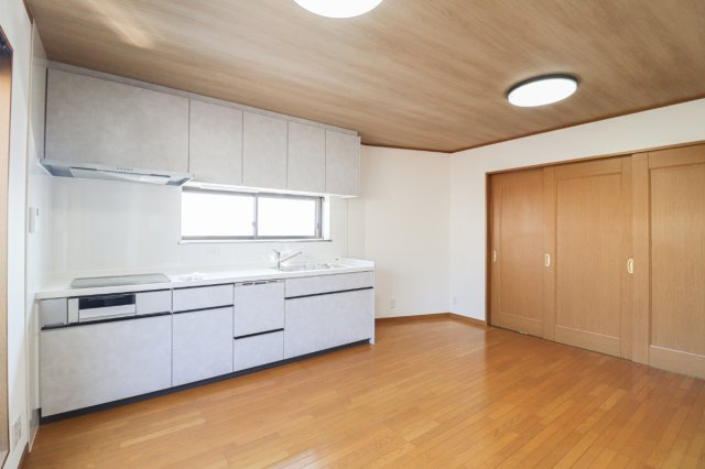 【ReDream】大山崎町岩崎の居間・リビング|木の温もりが感じられるリビング！リビングと洋室が繋がっており、小さなお子様がいる家庭では見守りながら家事ができ安心！