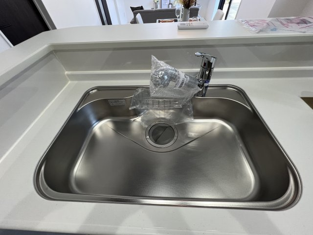 昭島市上川原町3丁目　新築戸建全2棟のキッチン|浄水器付きシンク