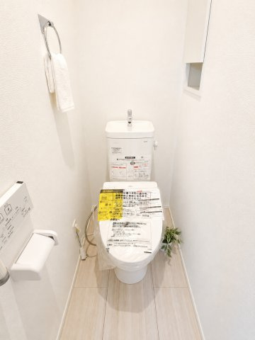 昭島市上川原町3丁目　新築戸建全2棟のトイレ|1階温水シャワートイレ