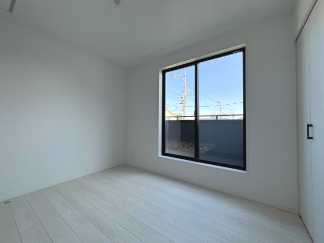 昭島市上川原町3丁目　新築戸建全2棟の洋室|【洋室2】バルコニーに面した明るい室内♪
