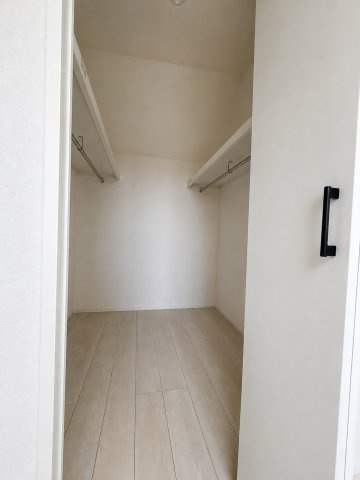 昭島市上川原町3丁目　新築戸建全2棟の収納|【洋室3】ご夫婦の衣類や小物をたっぷり収納できるウォークインクローゼットを備えた主寝室。毎日の身支度もスムーズです。