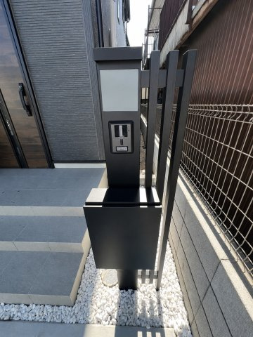昭島市上川原町3丁目　新築戸建全2棟のその他|スタイリッシュな機能門柱を採用。 ポスト・インターホンをすっきりとまとめたデザインで、住まいの第一印象をスマートに演出します。