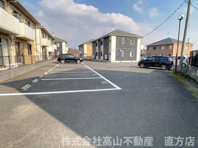 ソレアード21 B棟の駐車場