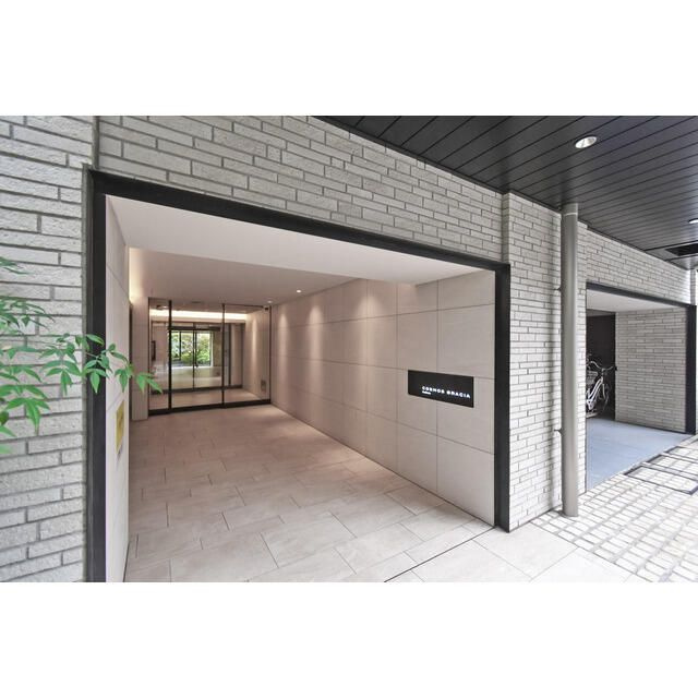 コスモグラシア浅草のエントランス