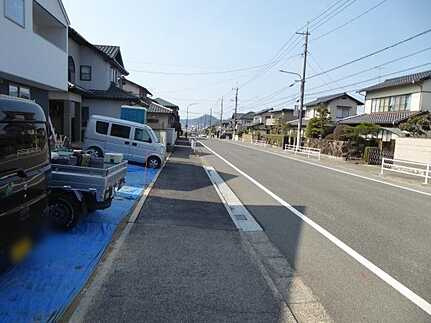 広島市安佐北区口田2丁目　新築一戸建て(全2棟)の前面道路含む現地写真