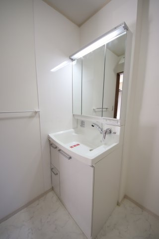 【独立洗面台】 | 寒川岡田２丁目新築一戸建て | ハイグレードな三面鏡付き洗面化粧台