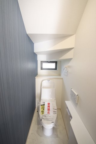 【トイレ】 | 寒川岡田２丁目新築一戸建て | アクセントクロス採用のおしゃれなトイレ