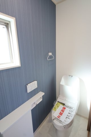 【トイレ】 | 寒川岡田２丁目新築一戸建て | ２階　アクセントクロス採用のおしゃれなトイレ
