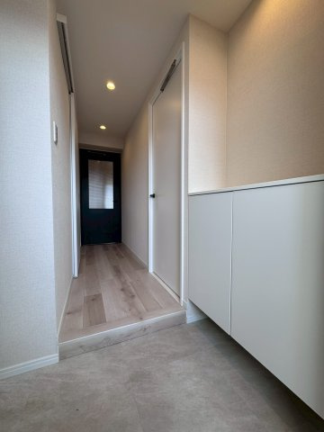 パークプラザ鶴見の玄関|フロートタイプのシューズボックス付きです。