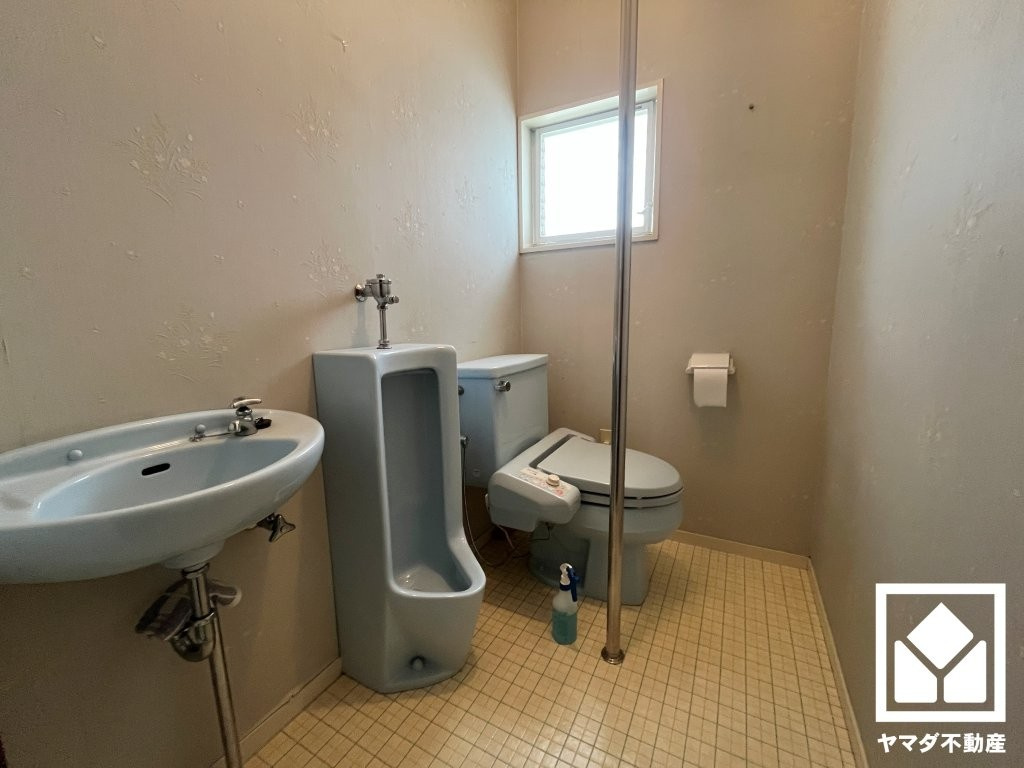 西宮市神園町のトイレ|トイレが1階と2階にあるので、朝の忙しい時間にも混雑せず快適です。手洗いが別になっているので、衛生的に使えます。