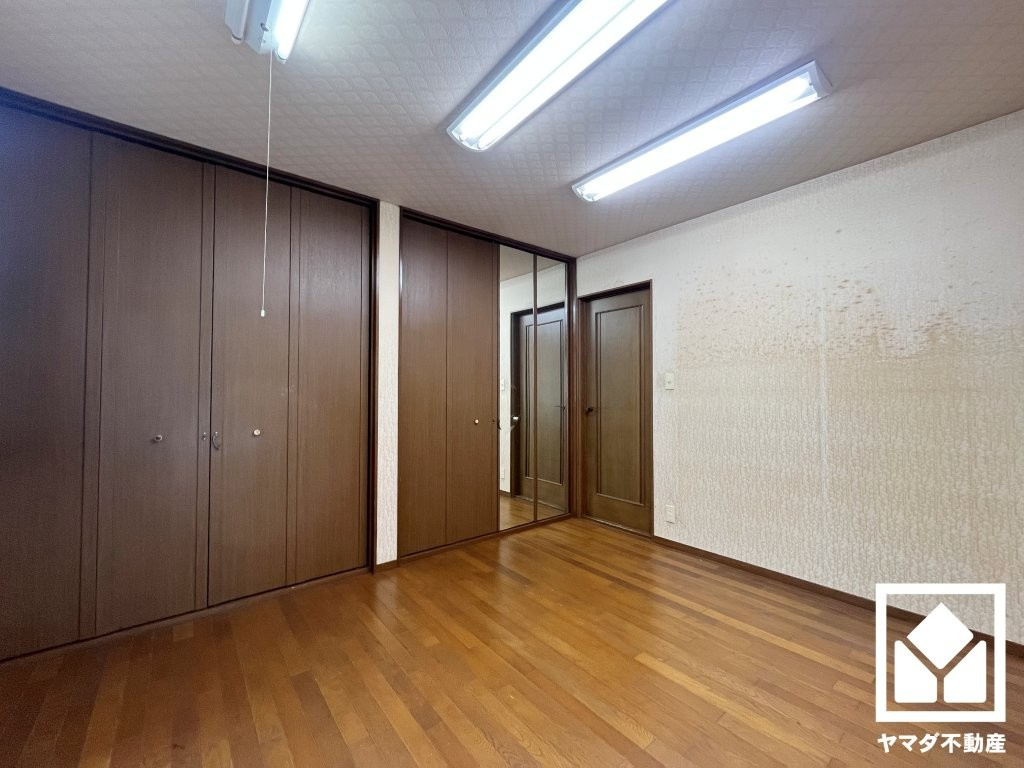 西宮市神園町の寝室|約6.6帖の1階洋室です。大きなクローゼットの扉には鏡も付いています。コーディネートの確認から着替えまでをスムーズに行えるため、お洋服が散らかりにくく、忙しい朝の準備時間を短縮できます。