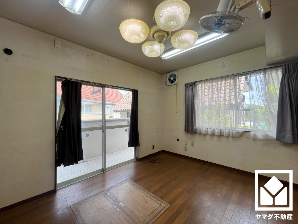 西宮市神園町の洋室|約5.6帖の1階洋室です。お部屋からも出入り可能な北東側のお庭スペースにはウッドデッキが設置されており、陽射しを感じながら贅沢な時間を過ごすことができます。