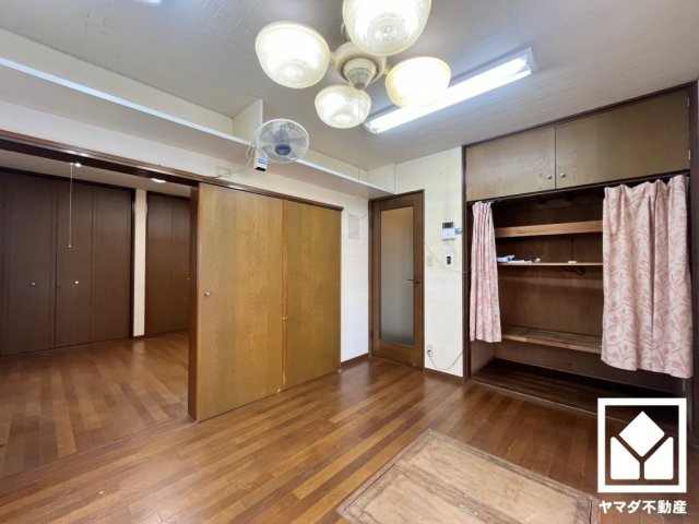 西宮市神園町の洋室|約6.6帖の1階洋室とは続き部屋になっており、一体利用も可能です。