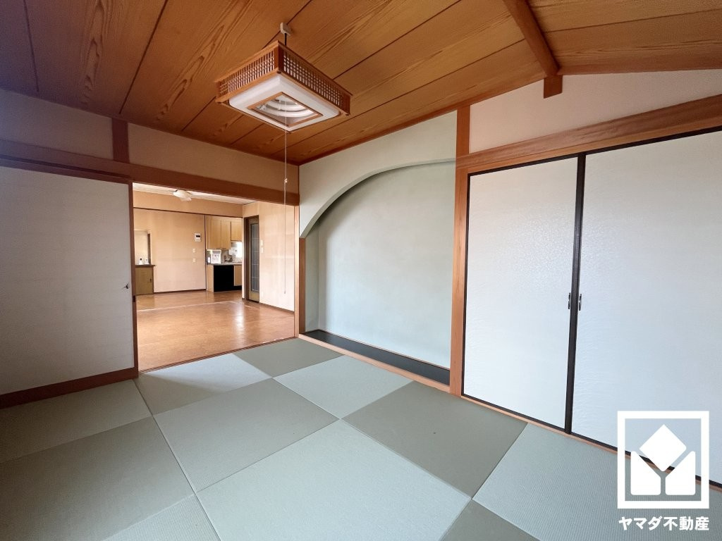西宮市神園町の和室|約6帖の2階和室です。和の趣を大切にしながら、現代のライフスタイルにも調和する美しい琉球畳を採用。シンプルで洗練された空間が、暮らしに心地よいゆとりをもたらします。