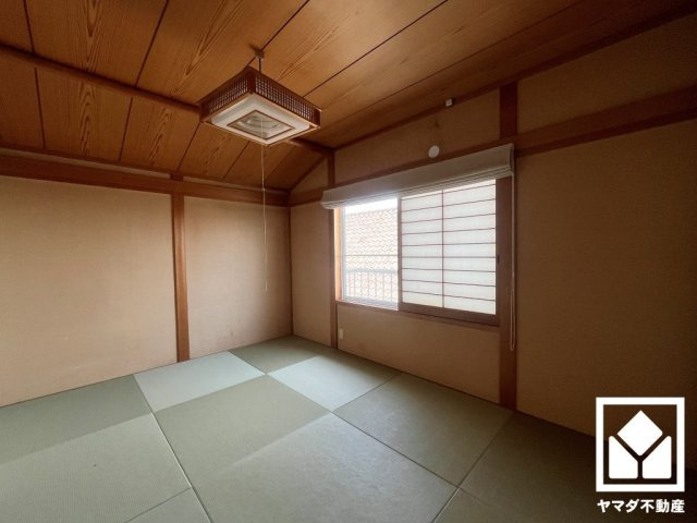 西宮市神園町の和室|陽光がたっぷり差し込む洗練された和室。温かみのある畳のスッキリとしたデザインが、暮らしを心地よく彩ります。