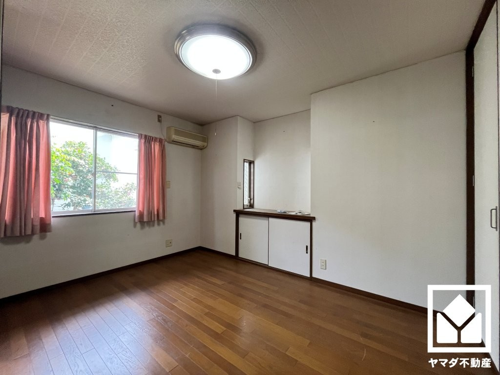西宮市神園町の子供部屋|約5.9帖の1階洋室です。お子様のお部屋などにも丁度良い広さです。独立した居室なのでプライベートな時間をゆったり過ごせそうです。