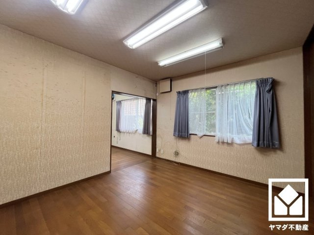 西宮市神園町の寝室|全居室に窓がございます。明るい陽光がたっぷり差し込む心地よい生活空間です。