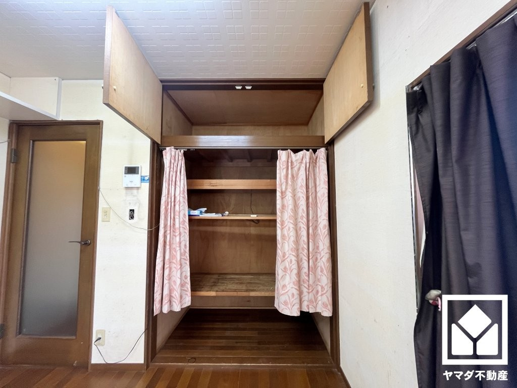 西宮市神園町の収納|オープンクローゼットでおしゃれな「見せる」収納も可能です。扉がないため物の出し入れがしやすく、通気性が良いのもメリット。上部には扉付きの棚も設置されています。
