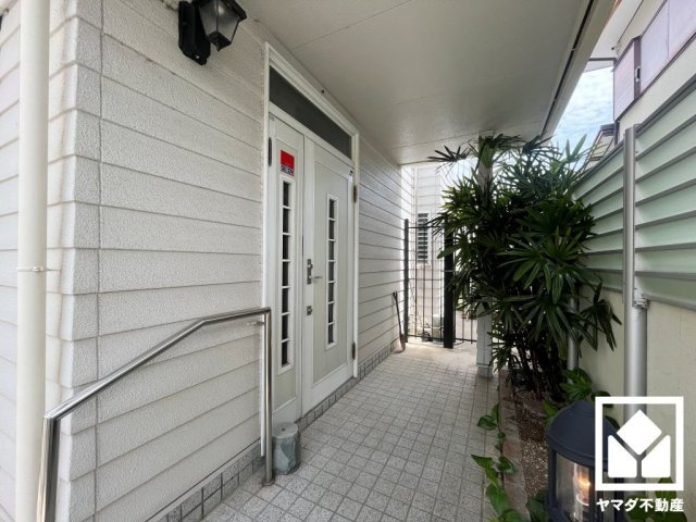 西宮市神園町の玄関|白を基調とした明るい玄関で、毎日を爽やかにスタート。清潔感あふれる空間が、訪れる人々を温かく迎えます。