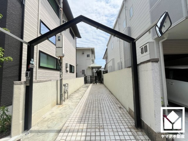 西宮市神園町のエントランス|駐車スペースを2台分確保。重い荷物や雨の日の移動もスムーズで、快適なカーライフを実現。来客時にも便利です。