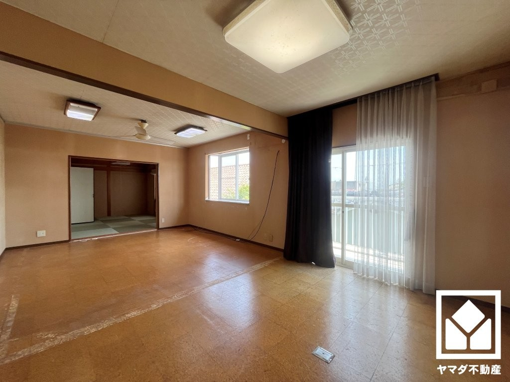 西宮市神園町の居間・リビング|南東向き・南西向き・北西向きの3面採光の窓から自然光を取り込む、開放感あふれるリビングです。隅々まで光が降り注ぎ、明るく心地の良い空間。