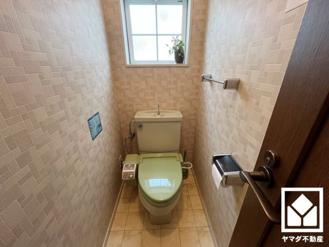 西宮市神園町のトイレ|明るく清潔感溢れるトイレです。温水洗浄便座付きで、季節を問わずいつでも温かい便座をお使いいただけます。