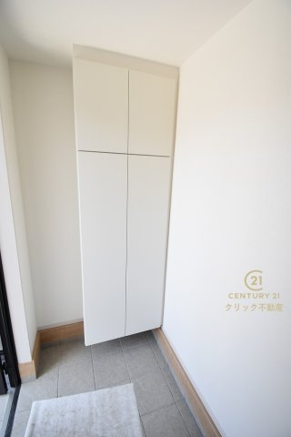 GRACE　水戸市渡里町　1期 　限定1棟！の玄関|たっぷり収納できるシューズボックスで玄関もスッキリ！扉の中は可動棚ですので、靴に合わせて高さを自由に変えることができます。（写真は完成イメージ)