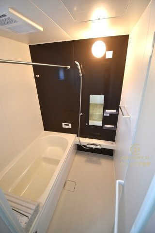 GRACE　水戸市渡里町　1期 　限定1棟！の浴室|浴槽への出入りが安全な低床タイプのユニットバス。洗い場は滑りにくい速乾床ですので、お子様やご高齢の方にも安心です。自動お湯張りに追焚機能付きのオートバスです。（写真は完成イメージ)