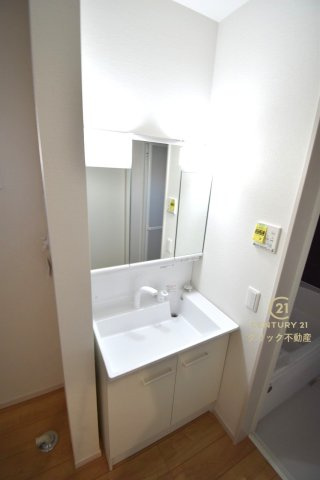 GRACE　水戸市渡里町　1期 　限定1棟！の独立洗面台|シャンプードレッサー付き洗面台は、広めで使いやすい、お手入れが楽なデザイン。写真右はリネン庫です。玄関側からも出入りできます。（写真は完成イメージ)