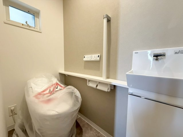 大原野上里勝山町　２号地のトイレ|１階トイレはタンクレストイレとなっております。スタイリッシュな見た目で、トイレ空間をおしゃれに演出♪