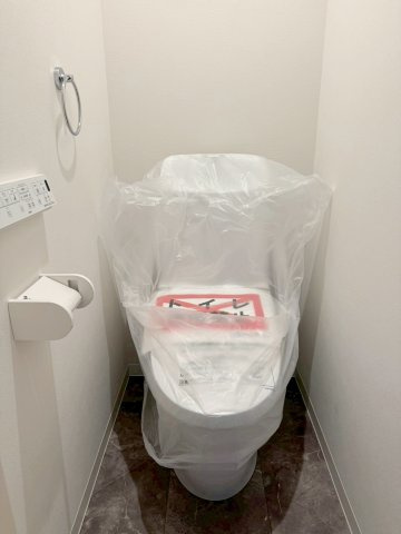 大原野上里勝山町　２号地のトイレ|１階と２階の２ヶ所に配置しており、来客時や朝の身支度時にも同時に使えて嬉しい♪壁リモコンで両サイドがスッキリ