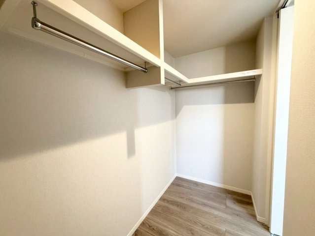 大原野上里勝山町　２号地の収納|【6.7帖洋室】ウォークインクローゼットがございます。お洋服以外にも掃除機やスーツケースなども一箇所に集約できるのが魅力です！