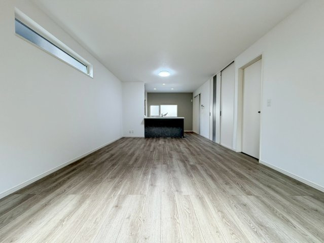 大原野上里勝山町　２号地の居間・リビング|ご家族との繋がりを重視したリビング階段！「ただいま」「おかえり」の声がいつも聞こえてパパママ安心♪