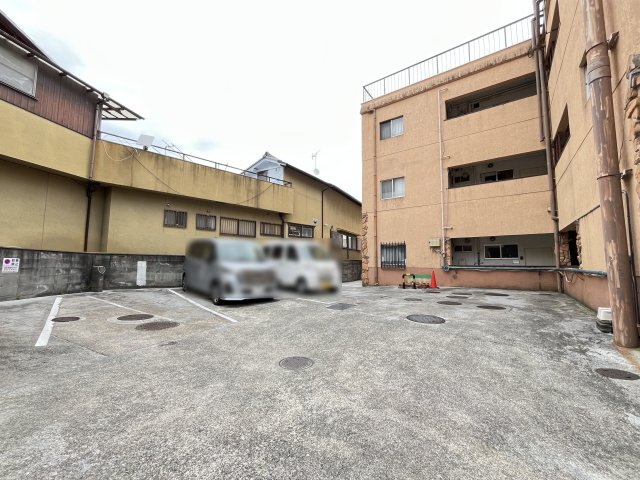 サルベージヤードの駐車場