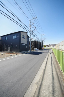 【前面道路含む現地写真】 | 【仲介手数料無料！！】日野市宮　新築戸建て（全15棟）2号棟　5580万円