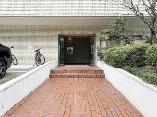 【エントランス】 | オートロックを備えた、マンションのエントランス。やはりセキュリティの観点は欠かすことができません。皆様を“安全”に送り出し、出迎えてくれます。～即日のご見学可能～　お問合せはお気軽にどうぞ。