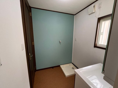 【脱衣所】 | 大原２丁目　中古戸建 | 壁紙は爽やかなペパーミントグリーン