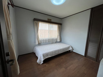 【子供部屋】 | 大原２丁目　中古戸建 | 窓が有り明るい子供部屋