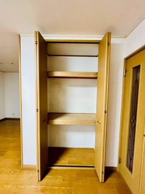 【収納】 | 城東区東中浜８丁目中古戸建 | 大型のLDK収納。キッチンの近くにあるのでパントリーとしても◎