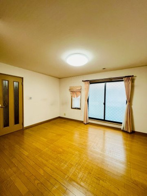 【居間・リビング】 | 城東区東中浜８丁目中古戸建 | LDK：バルコニーへの大きな掃き出し窓で明るいリビング空間。