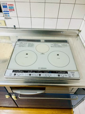 【キッチン】 | 城東区東中浜８丁目中古戸建 | 三口のIHコンロ。サッと一拭き、お手入れのしやすさが人気の設備です。