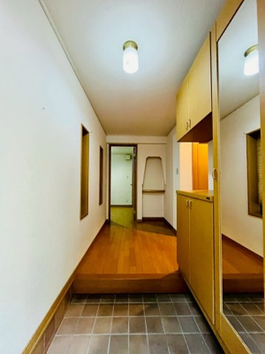 【玄関】 | 城東区東中浜８丁目中古戸建 | 玄関のシューズボックスには大きな姿見つき。